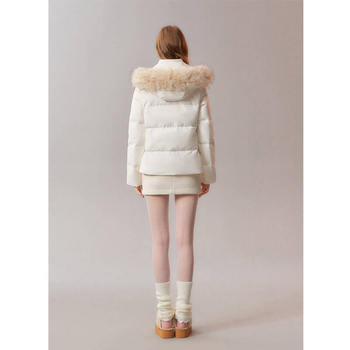 Пухено дамско яке с талия и силует, пълнено с бял патицов пух; пухово съдържание 51–55%; дебела изолация; качулка с махаща се имитирана пухена яка; предно закопчаване с цип