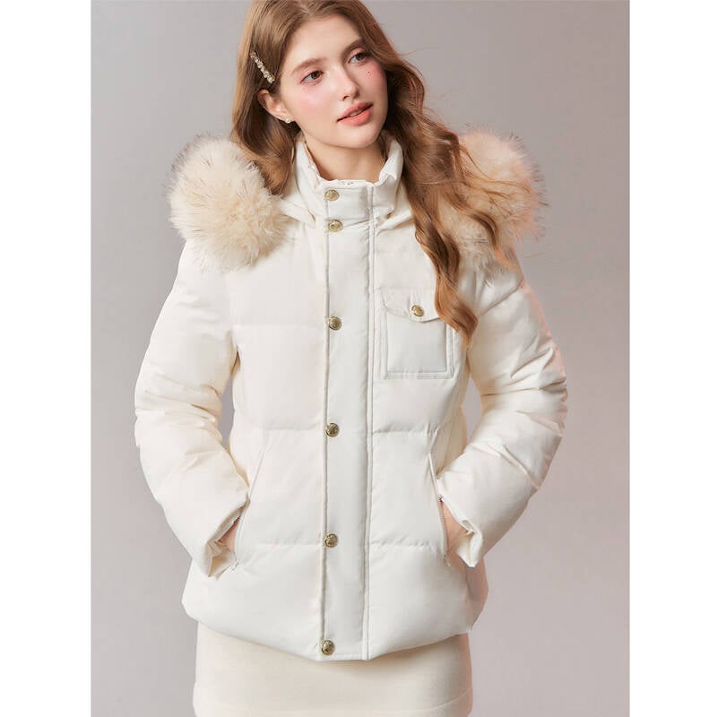 Пухено дамско яке с талия и силует, пълнено с бял патицов пух; пухово съдържание 51–55%; дебела изолация; качулка с махаща се имитирана пухена яка; предно закопчаване с цип