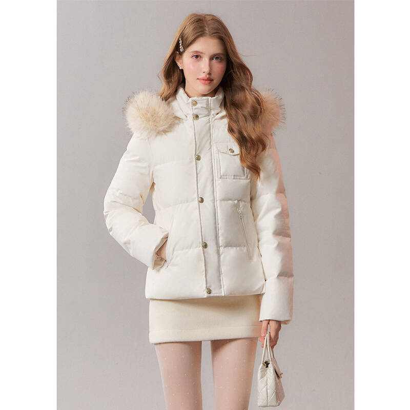 Пухено дамско яке с талия и силует, пълнено с бял патицов пух; пухово съдържание 51–55%; дебела изолация; качулка с махаща се имитирана пухена яка; предно закопчаване с цип