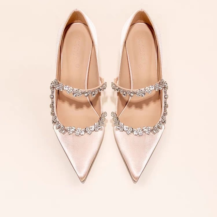 Дамски сатенени обувки с остър нос и тънък висок ток, с верижен детайл и кристали за булки и шаферки