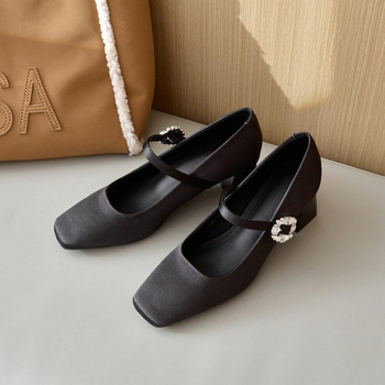 Женски Мери Джейн високи токчета със квадратен нос, сатенна горна част, среден ток 3–6 см, с една презрамка, кристали