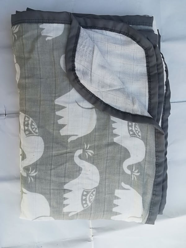 Prosop de înfășurare din bumbac muselin cu patru straturi — 95%+ bumbac; modele animale, desene animate și flori; pentru sugari și copii mici