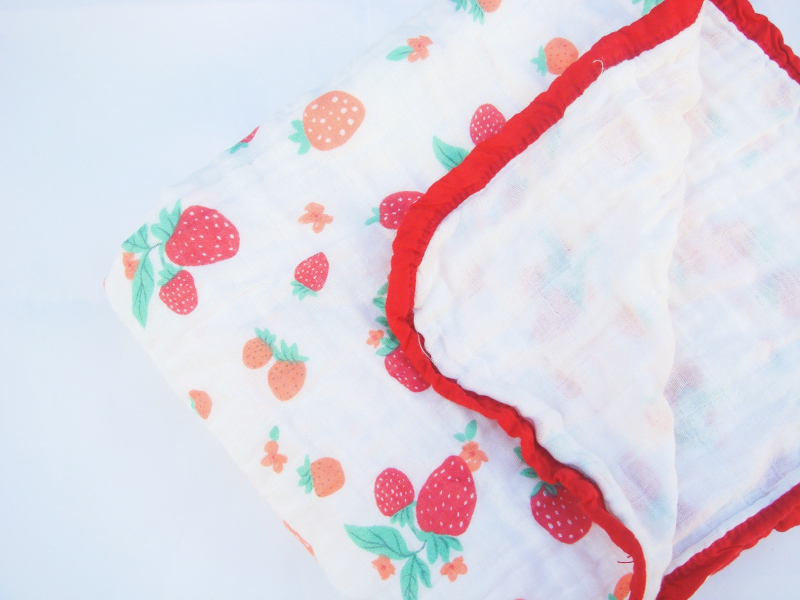 Prosop de înfășurare din bumbac muselin cu patru straturi — 95%+ bumbac; modele animale, desene animate și flori; pentru sugari și copii mici