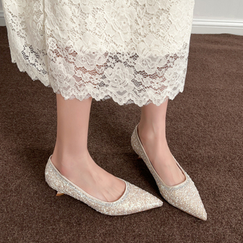 Сватбени обувки за жени – остър нос, сатенен горен материал, нисък ток, котешки ток, PU стелка