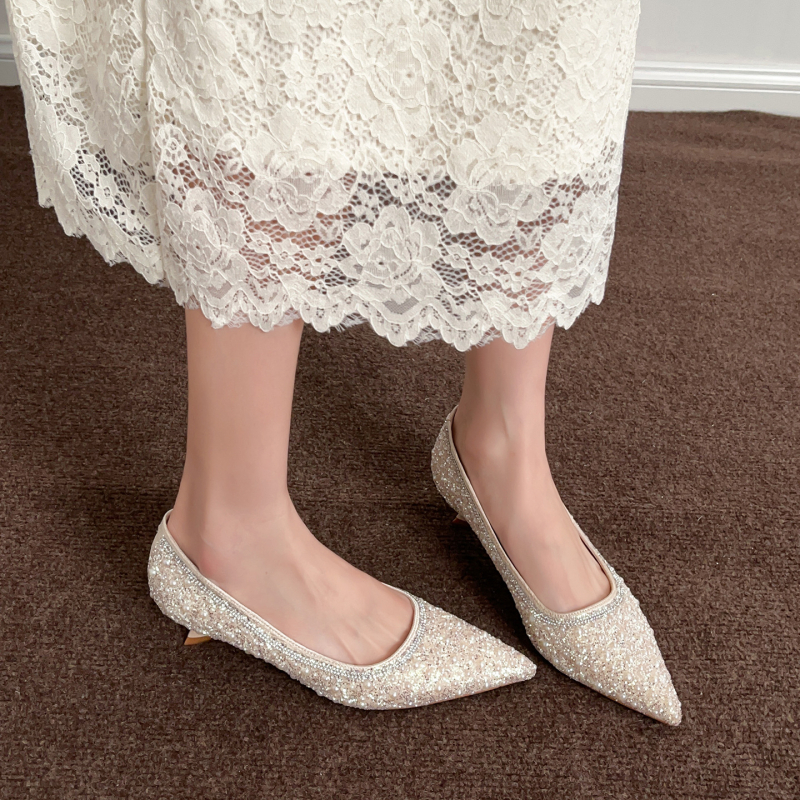 Сватбени обувки за жени – остър нос, сатенен горен материал, нисък ток, котешки ток, PU стелка