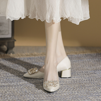 Сватбени обувки на висок ток с остър нос, сатенено горнище, квадратна катарама с кристали и дебел ток (3–5 см)
