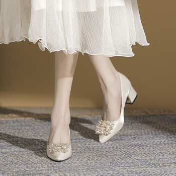 Сватбени обувки на висок ток с остър нос, сатенено горнище, квадратна катарама с кристали и дебел ток (3–5 см)