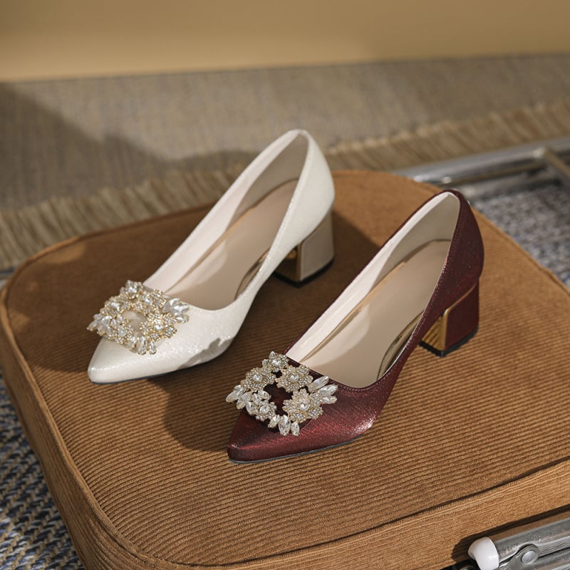 Сватбени обувки на висок ток с остър нос, сатенено горнище, квадратна катарама с кристали и дебел ток (3–5 см)