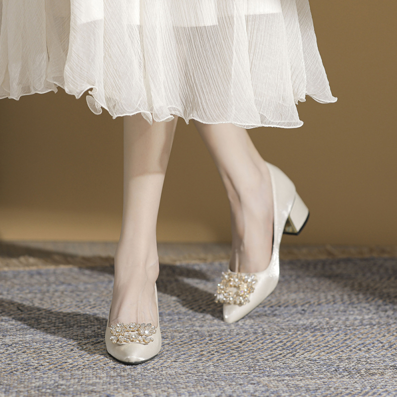 Сватбени обувки на висок ток с остър нос, сатенено горнище, квадратна катарама с кристали и дебел ток (3–5 см)