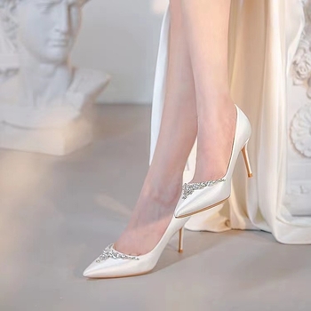 Ženske svadbene štikle s špicastim vrhom, satenski gornji dio, visokih 6–8 cm, tanak potpetica, gumena potplata