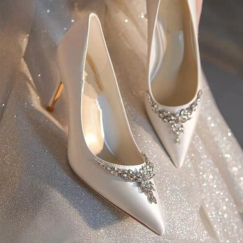 Ženske svadbene štikle s špicastim vrhom, satenski gornji dio, visokih 6–8 cm, tanak potpetica, gumena potplata