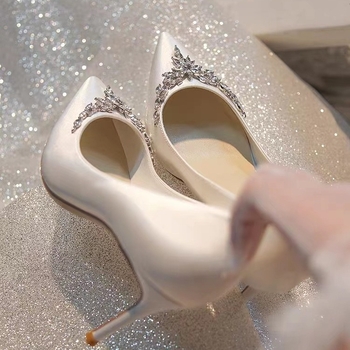 Ženske svadbene štikle s špicastim vrhom, satenski gornji dio, visokih 6–8 cm, tanak potpetica, gumena potplata