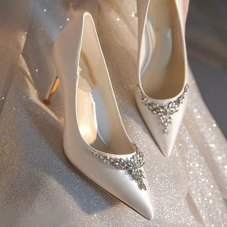 Ženske svadbene štikle s špicastim vrhom, satenski gornji dio, visokih 6–8 cm, tanak potpetica, gumena potplata