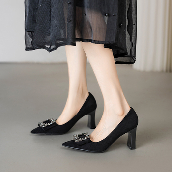 Банкетни обувки на ток с остър нос, горнище от замша, височина на тока 6–8 см, дебел ток, стелка от суперфибър