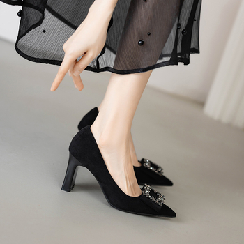 Банкетни обувки на ток с остър нос, горнище от замша, височина на тока 6–8 см, дебел ток, стелка от суперфибър