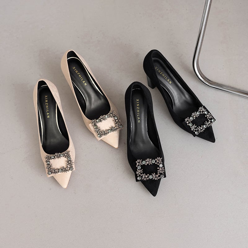 Банкетни обувки на ток с остър нос, горнище от замша, височина на тока 6–8 см, дебел ток, стелка от суперфибър