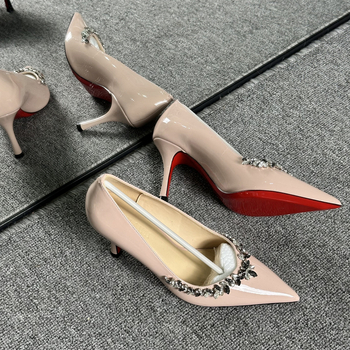 Дамски обувки на ток с остър нос, патентована кожа и кристали, тънък ток 6–8 см