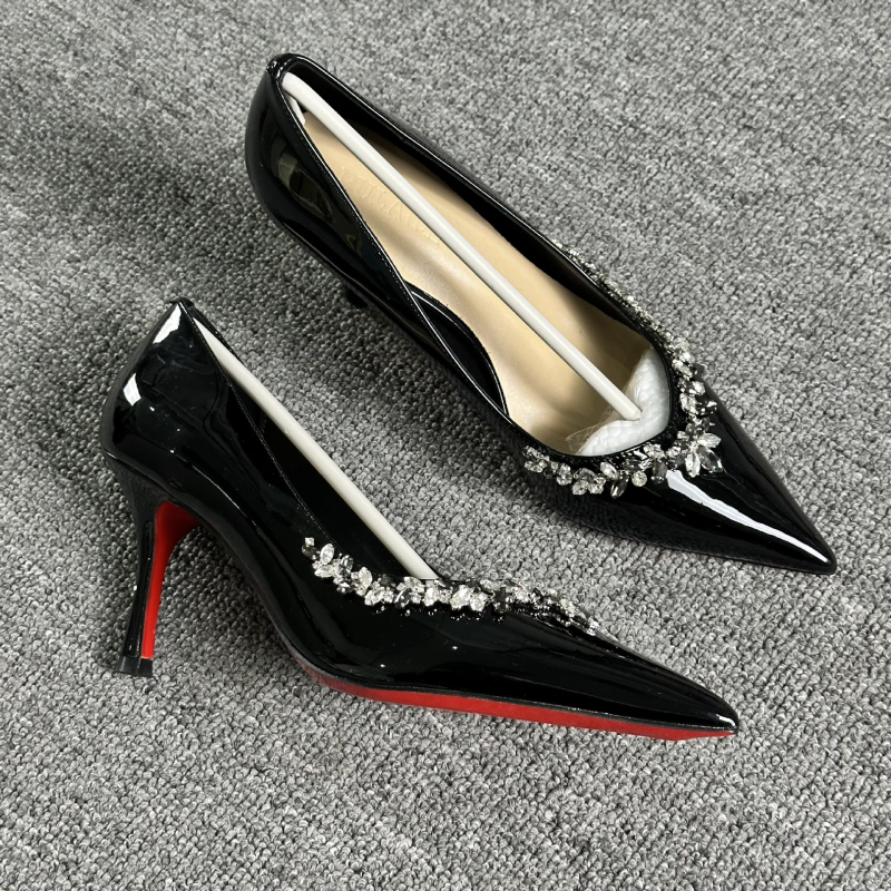 Дамски обувки на ток с остър нос, патентована кожа и кристали, тънък ток 6–8 см