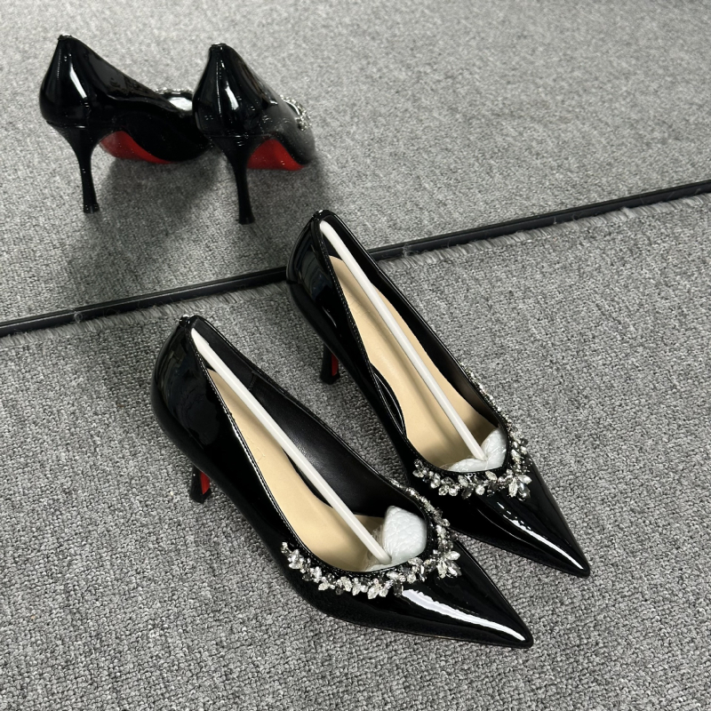 Дамски обувки на ток с остър нос, патентована кожа и кристали, тънък ток 6–8 см