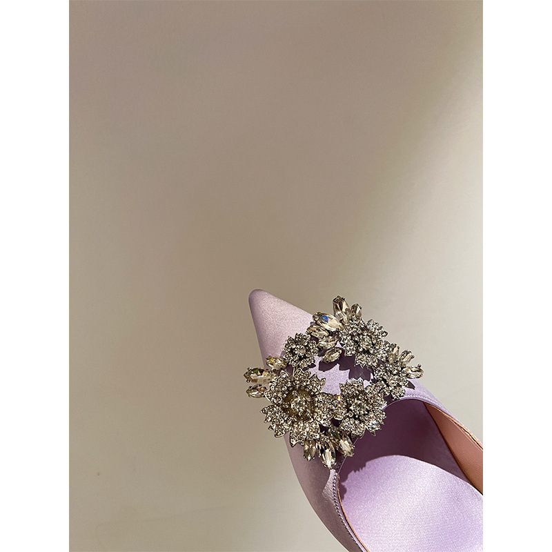 Дамски високи токчета с остър нос, кристална снежинка и винена чаша – сатенен горен слой, кожена подметка, вътрешност от овча кожа, 6–8 см