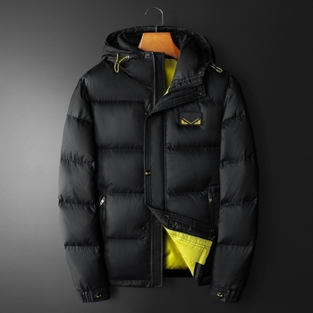 Muška down jakna s kapuljom i izšivkom Mali čudovište; punilo kačji puh; udio kašmira 86–90%; vanjski materijal klorirano vlakno