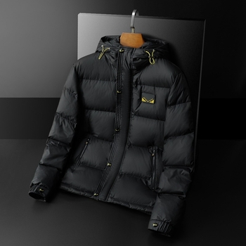 Muška down jakna s kapuljom i izšivkom Mali čudovište; punilo kačji puh; udio kašmira 86–90%; vanjski materijal klorirano vlakno