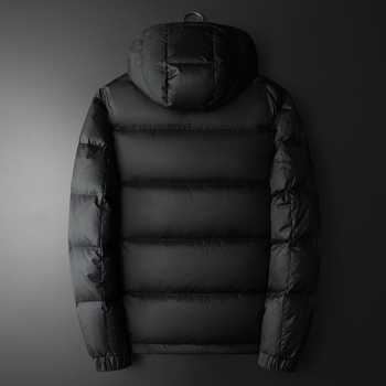 Muška down jakna s kapuljom i izšivkom Mali čudovište; punilo kačji puh; udio kašmira 86–90%; vanjski materijal klorirano vlakno