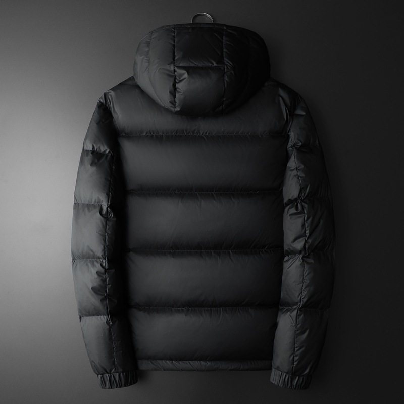 Muška down jakna s kapuljom i izšivkom Mali čudovište; punilo kačji puh; udio kašmira 86–90%; vanjski materijal klorirano vlakno