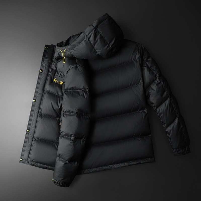 Muška down jakna s kapuljom i izšivkom Mali čudovište; punilo kačji puh; udio kašmira 86–90%; vanjski materijal klorirano vlakno