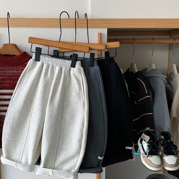 Fleece-es tréningnadrág fiúknak, téli 2025, laza fazon; külső anyag 65% pamut, 35% poliészter; bélés 95% poliészter, 5% spandex; bolyhosított felület; 3–8 éveseknek