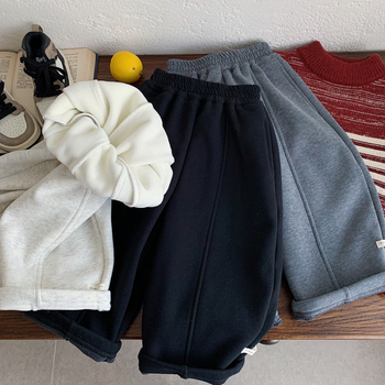 Fleece-es tréningnadrág fiúknak, téli 2025, laza fazon; külső anyag 65% pamut, 35% poliészter; bélés 95% poliészter, 5% spandex; bolyhosított felület; 3–8 éveseknek