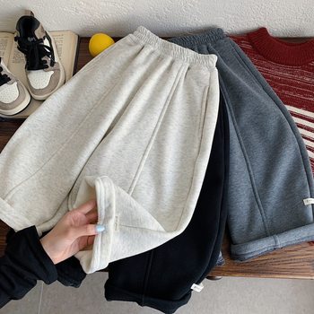 Fleece-es tréningnadrág fiúknak, téli 2025, laza fazon; külső anyag 65% pamut, 35% poliészter; bélés 95% poliészter, 5% spandex; bolyhosított felület; 3–8 éveseknek