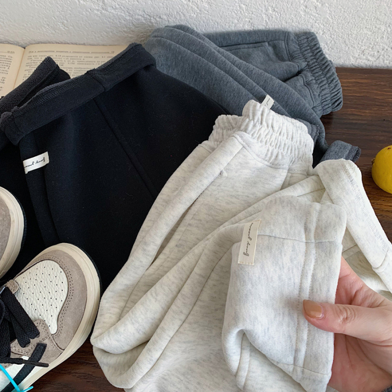 Fleece-es tréningnadrág fiúknak, téli 2025, laza fazon; külső anyag 65% pamut, 35% poliészter; bélés 95% poliészter, 5% spandex; bolyhosított felület; 3–8 éveseknek