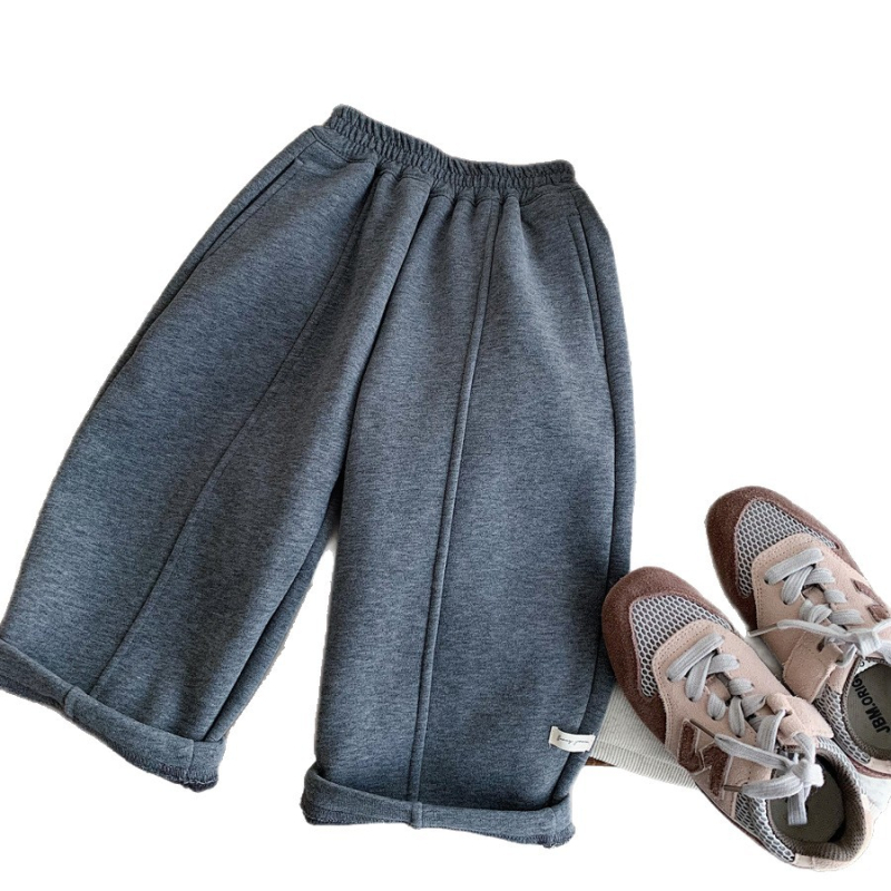 Fleece-es tréningnadrág fiúknak, téli 2025, laza fazon; külső anyag 65% pamut, 35% poliészter; bélés 95% poliészter, 5% spandex; bolyhosított felület; 3–8 éveseknek