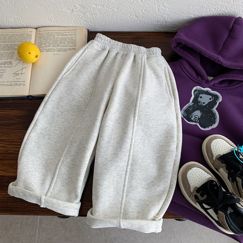 Fleece-es tréningnadrág fiúknak, téli 2025, laza fazon; külső anyag 65% pamut, 35% poliészter; bélés 95% poliészter, 5% spandex; bolyhosított felület; 3–8 éveseknek