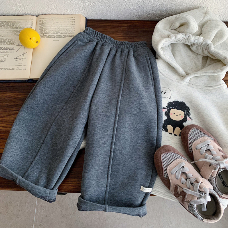 Fleece-es tréningnadrág fiúknak, téli 2025, laza fazon; külső anyag 65% pamut, 35% poliészter; bélés 95% poliészter, 5% spandex; bolyhosított felület; 3–8 éveseknek