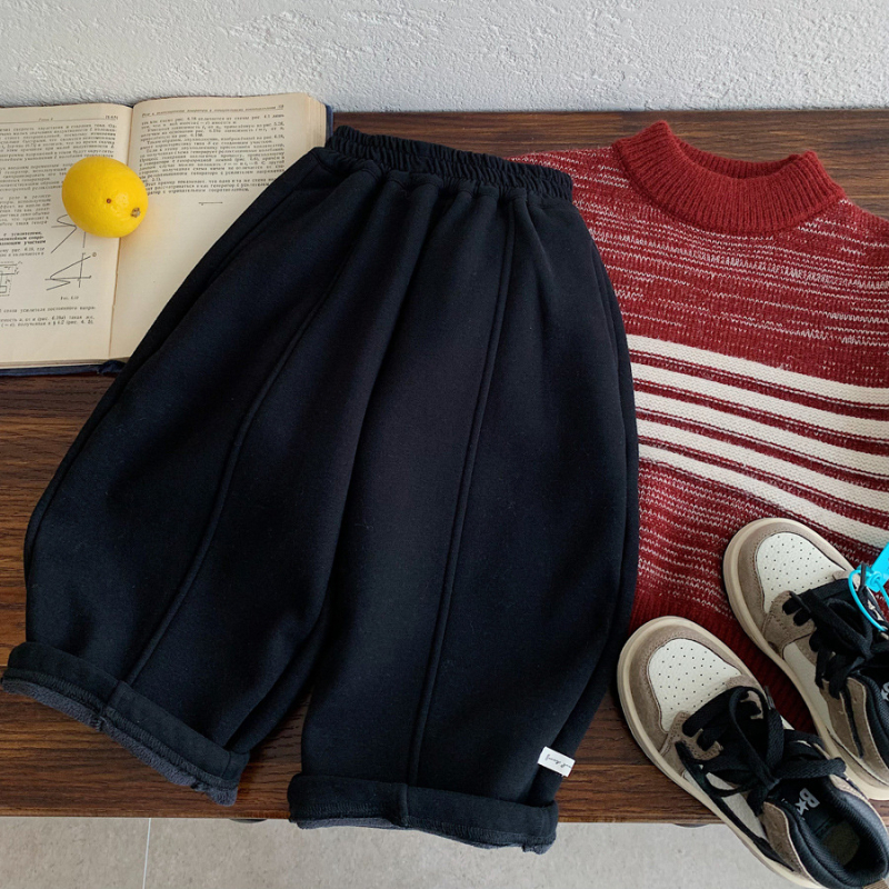 Fleece-es tréningnadrág fiúknak, téli 2025, laza fazon; külső anyag 65% pamut, 35% poliészter; bélés 95% poliészter, 5% spandex; bolyhosított felület; 3–8 éveseknek