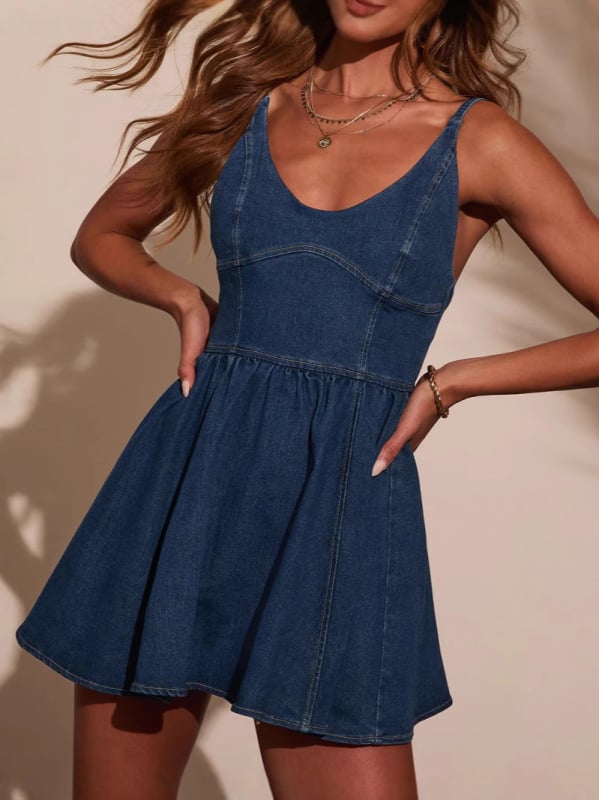 Denim ruha pántokkal, magas derékkal, A-vonalú szabású, V-nyakú, ujjatlan