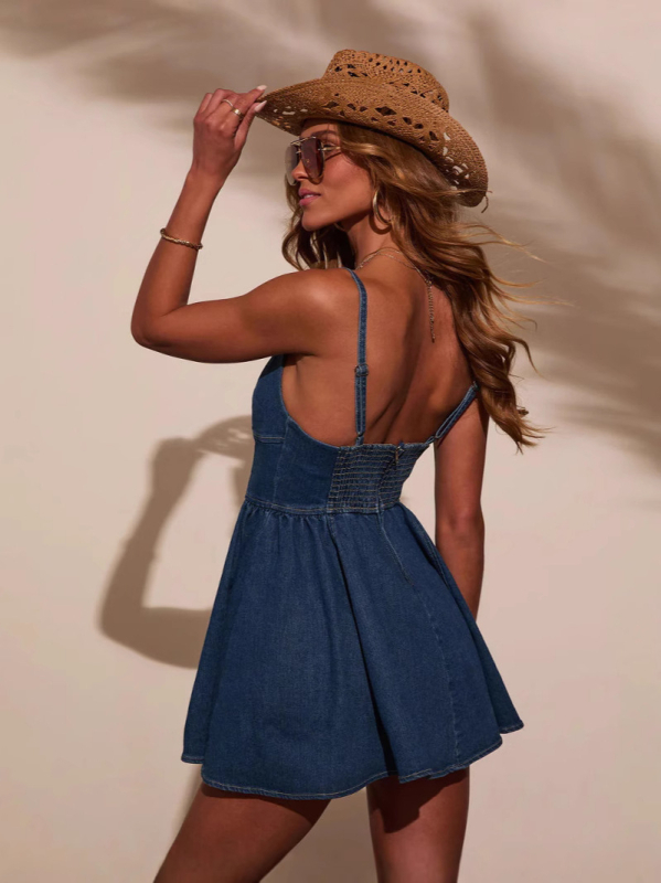 Denim ruha pántokkal, magas derékkal, A-vonalú szabású, V-nyakú, ujjatlan