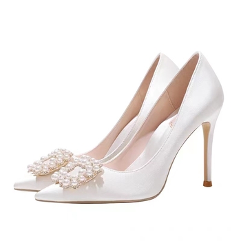 Сватбени дамски обувки от сатен, заострен нос, стил принцеса, тънък ток 6–8 см, катарама с перли и кристали