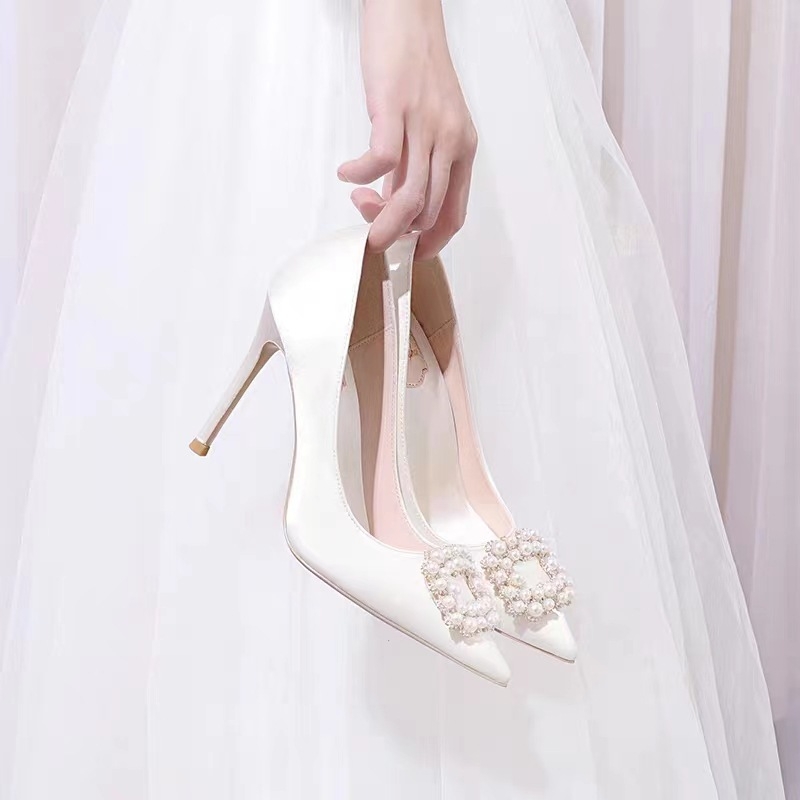 Сватбени дамски обувки от сатен, заострен нос, стил принцеса, тънък ток 6–8 см, катарама с перли и кристали