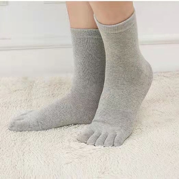 Čarape s odvojenim prstima od pamuka, unisex, visok rub, jednobojne, upijaju znoj