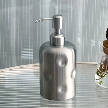 304 rozsdamentes acél fürdőszobai lotionás üveg és szappanadagoló, kézi nyomású működés, polírozott és kefés felület, modern minimalista stílus, 215 g