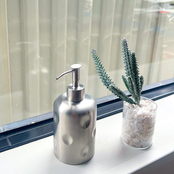 304 rozsdamentes acél fürdőszobai lotionás üveg és szappanadagoló, kézi nyomású működés, polírozott és kefés felület, modern minimalista stílus, 215 g