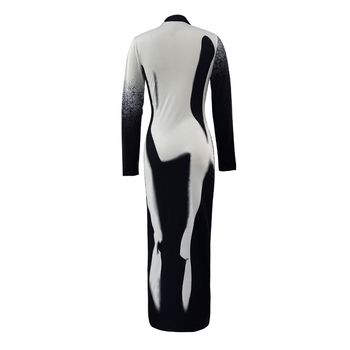 Haljina s apstraktnim printom od Milk Silk, okrugli izrez, dugi rukavi, struk u sredini, jednodijelna duga haljina, poliester 80–90%