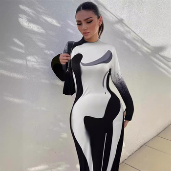 Haljina s apstraktnim printom od Milk Silk, okrugli izrez, dugi rukavi, struk u sredini, jednodijelna duga haljina, poliester 80–90%