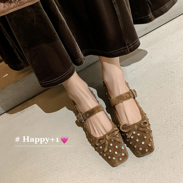 Мери Джейн обувки с заострен нос, горна част от овчи велур, нисък ток 1–3 см, закопчаване с катарама, вътрешност от овча кожа