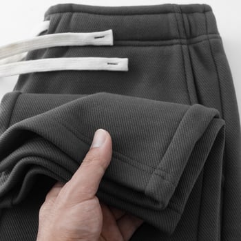 Спортни панталони с прави крачоли; кадифена материя с Cupro влакна; средно висока талия; микроеластичност; удебелена материя