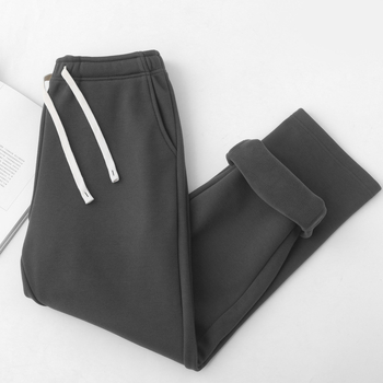 Спортни панталони с прави крачоли; кадифена материя с Cupro влакна; средно висока талия; микроеластичност; удебелена материя