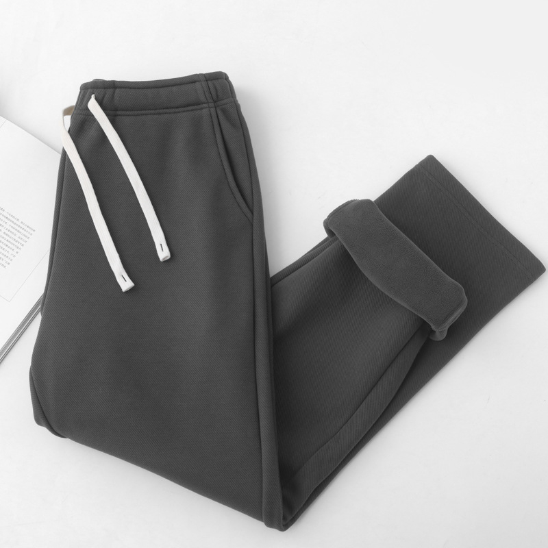 Спортни панталони с прави крачоли; кадифена материя с Cupro влакна; средно висока талия; микроеластичност; удебелена материя